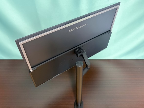 モバイルディスプレイなのに27型のビッグサイズ！ ディスプレイアーム