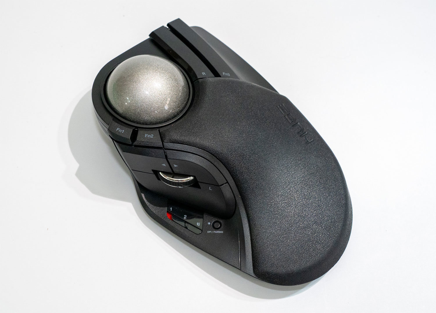 エレコムの大型トラックボールが8年ぶりに帰還！ 直径約52mmのボールを