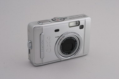 単三形電池が使えるコンパクト500万画素機――Optio S50（1/3 ページ