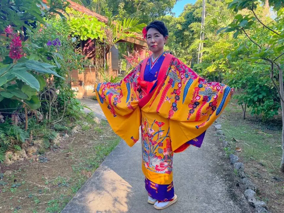 沖縄 宮古島｜伝統衣装「紅型」レンタル 生花のハイビスカス＋メイク