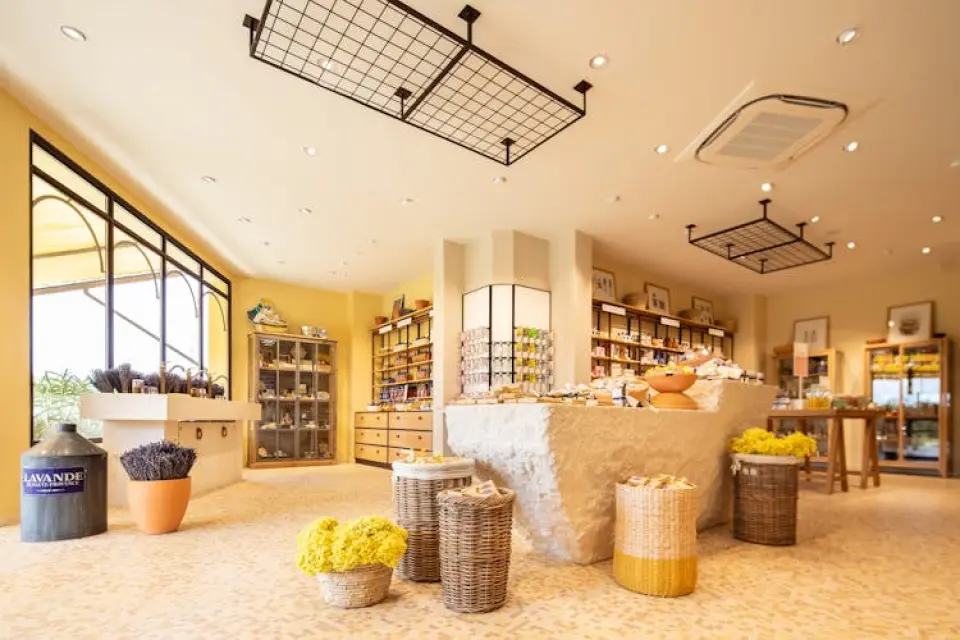 ロクシタン プロヴァンスの工場、ミュージアムショップ、庭園のガイド