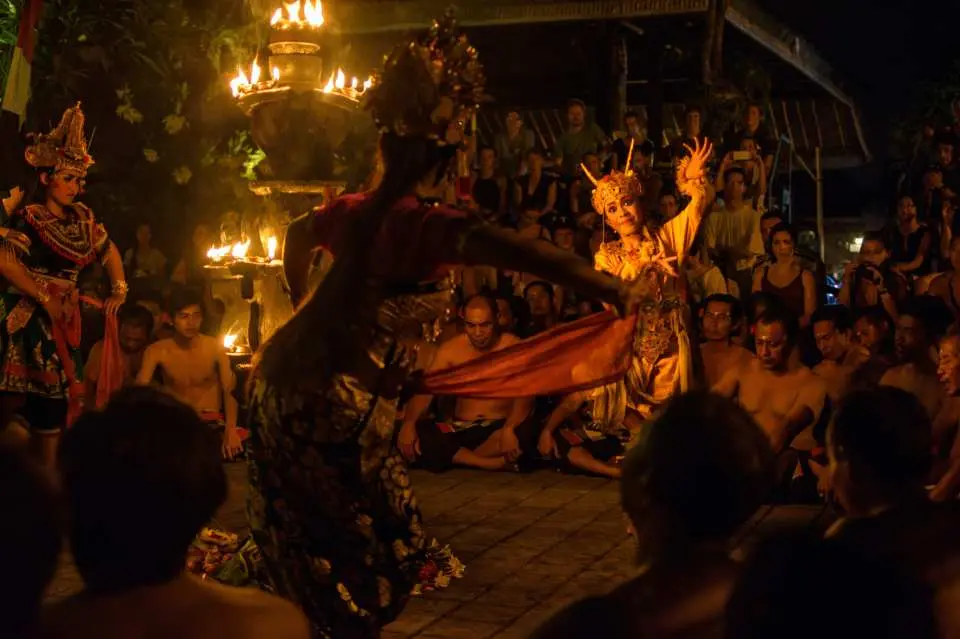 ウブド ケチャ＆ファイヤーダンスショー鑑賞チケット プラ ダレム グデ