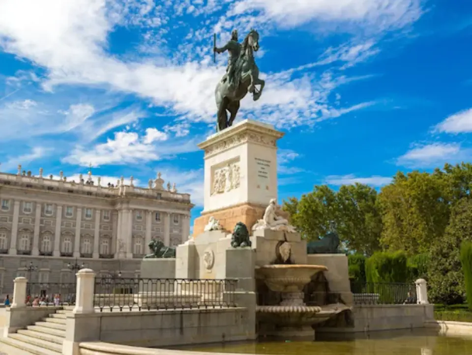 プラド美術館入場付き！日本語ガイドと回るマドリード市内観光と