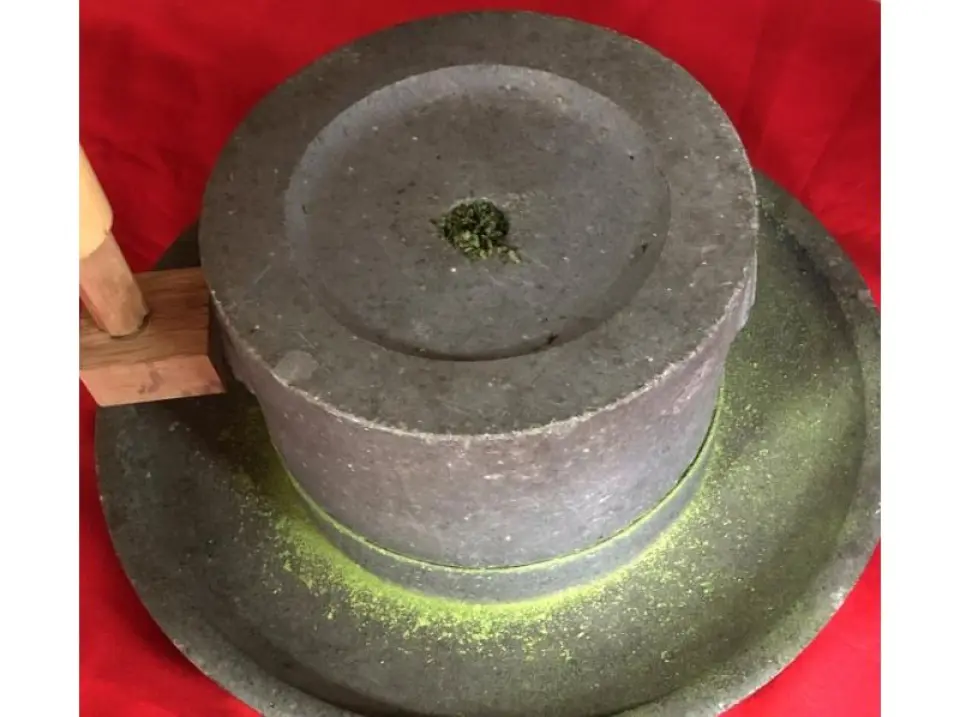 大阪・堺】老舗茶舗で楽しむ 石臼で抹茶づくりと点て方体験 - KKday