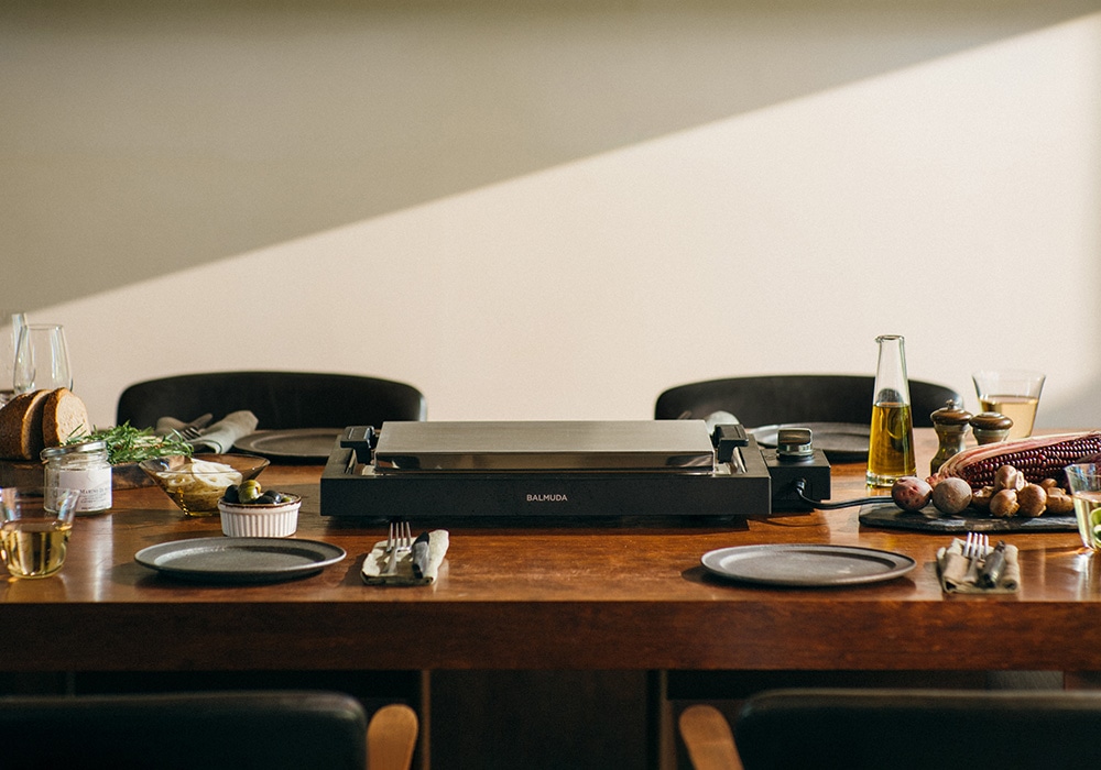 ライブキッチンの おいしさと楽しさを実現する ホットプレート BALMUDA
