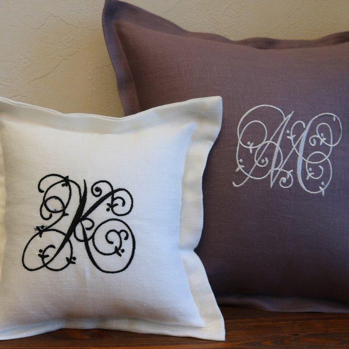 刺繍オーダーイニシャル クッションカバー 20x20センチ - Linen Story