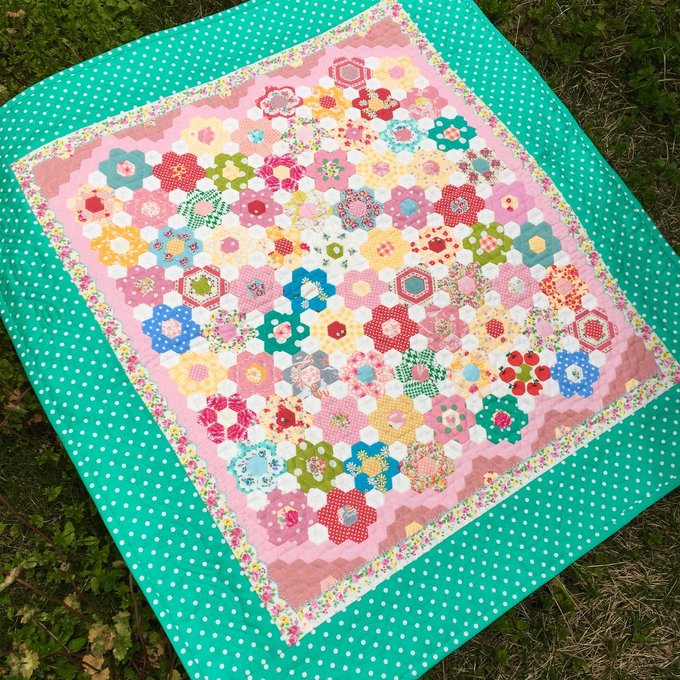🍀ヘキサゴンの春色パッチワークキルト🍀 - えのきの森 | minne byGMO
