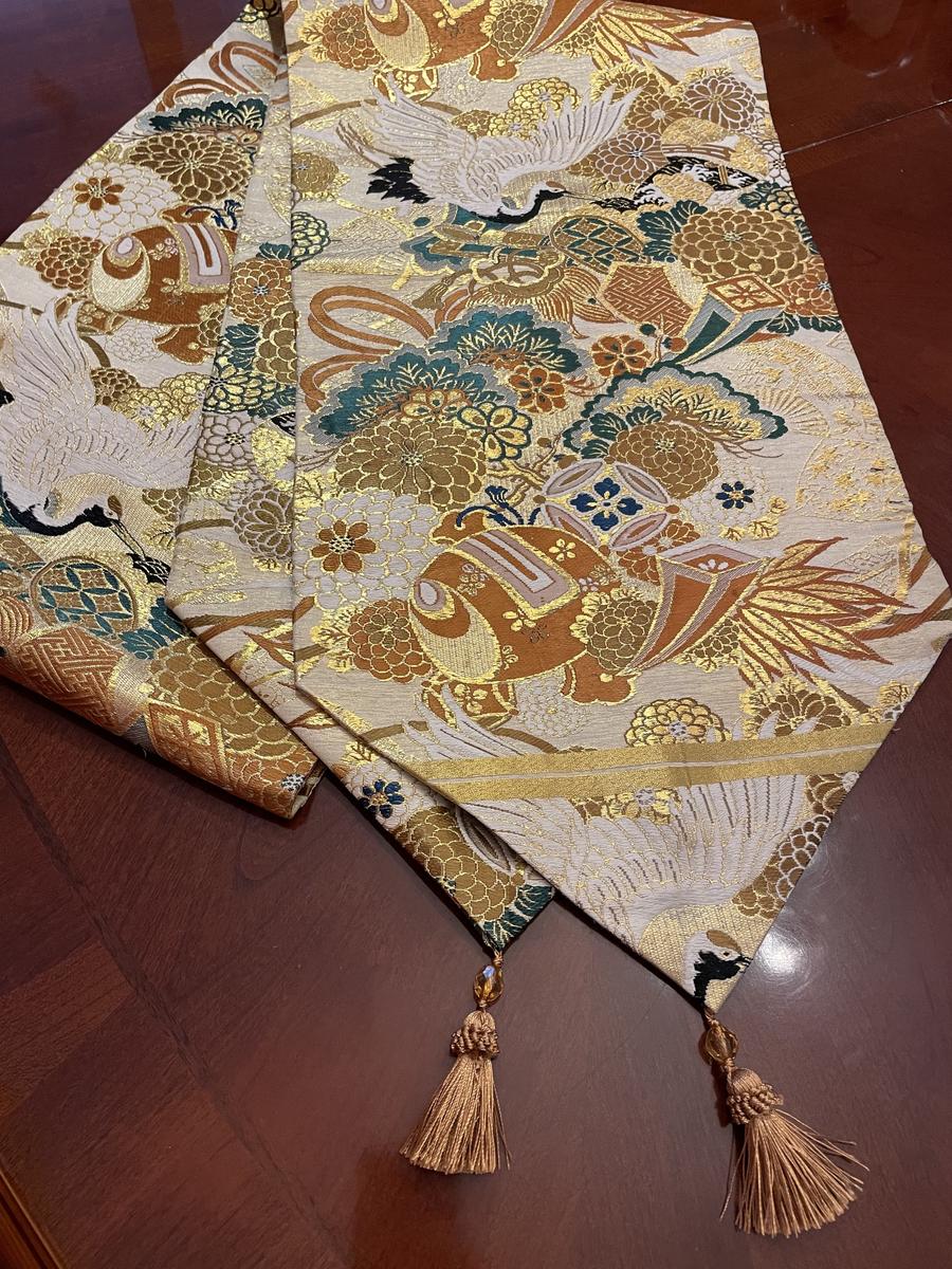 3048、3049、3050花嫁衣装の丸帯から作った豪華な刺繍のテーブル