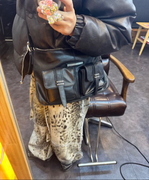 MUSINSA公式 | MATIN KIM DOUBLE POCKET SHOULDER BAG IN BLACK