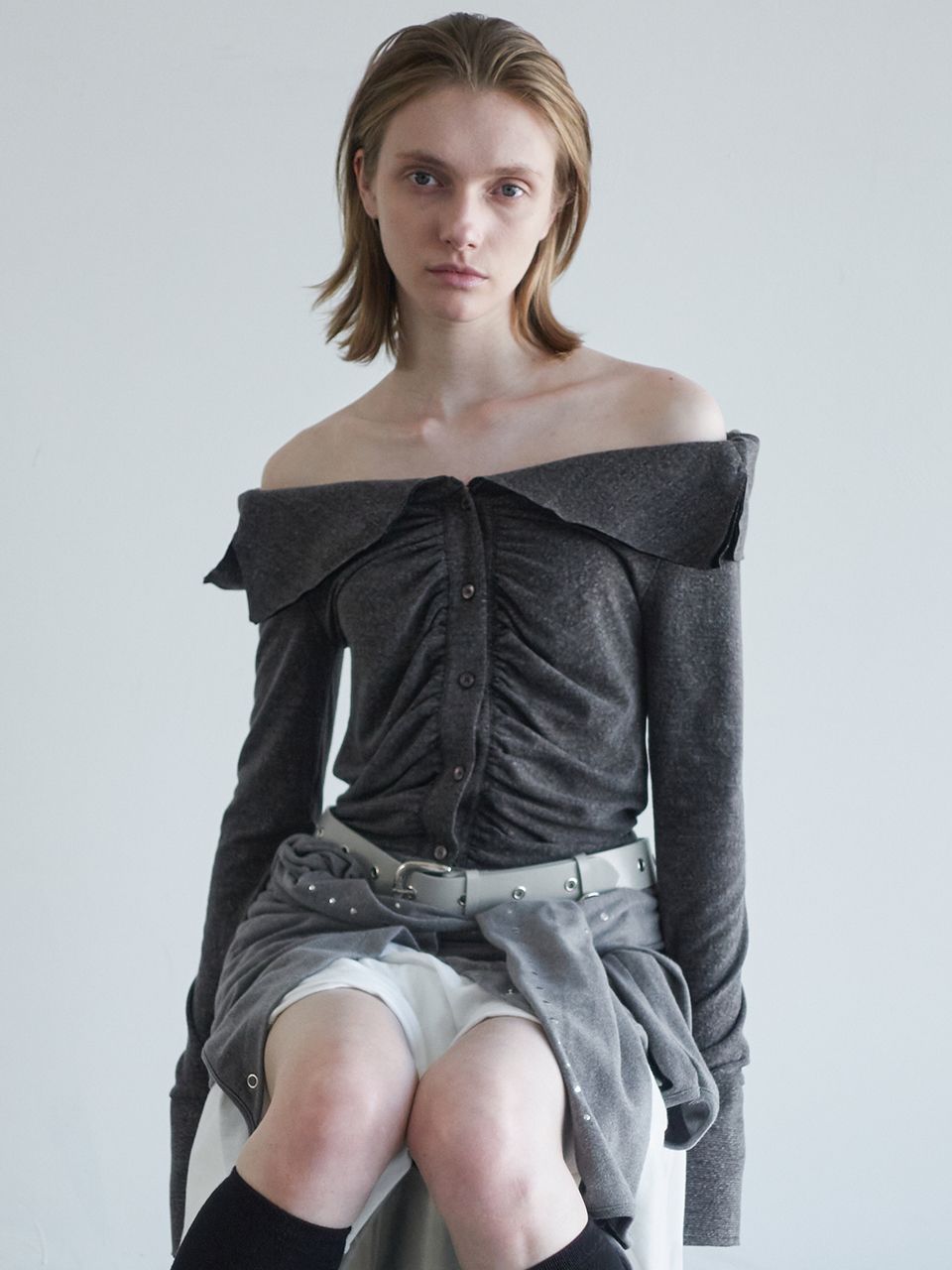 MUSINSA公式 | CERRIC WRINKLE OFF SHOULDER TOP / BROWN