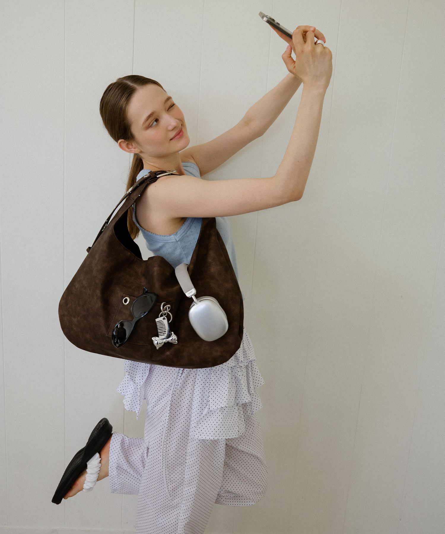 MUSINSA公式 | LETERIE BUCKLE REVERSIBLE SHOULDER BAG_BROWN