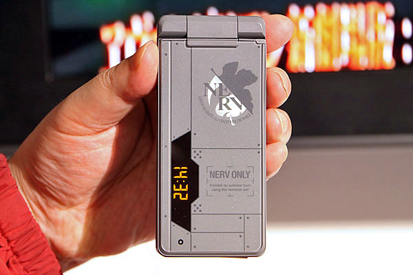 NERV仕様エヴァンゲリヲンケータイ 3万台限定で発進【09夏ケータイ