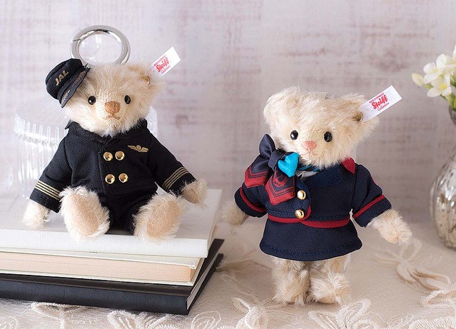 キャビンアテンダントとパイロットの制服のかわいいくま！JAL