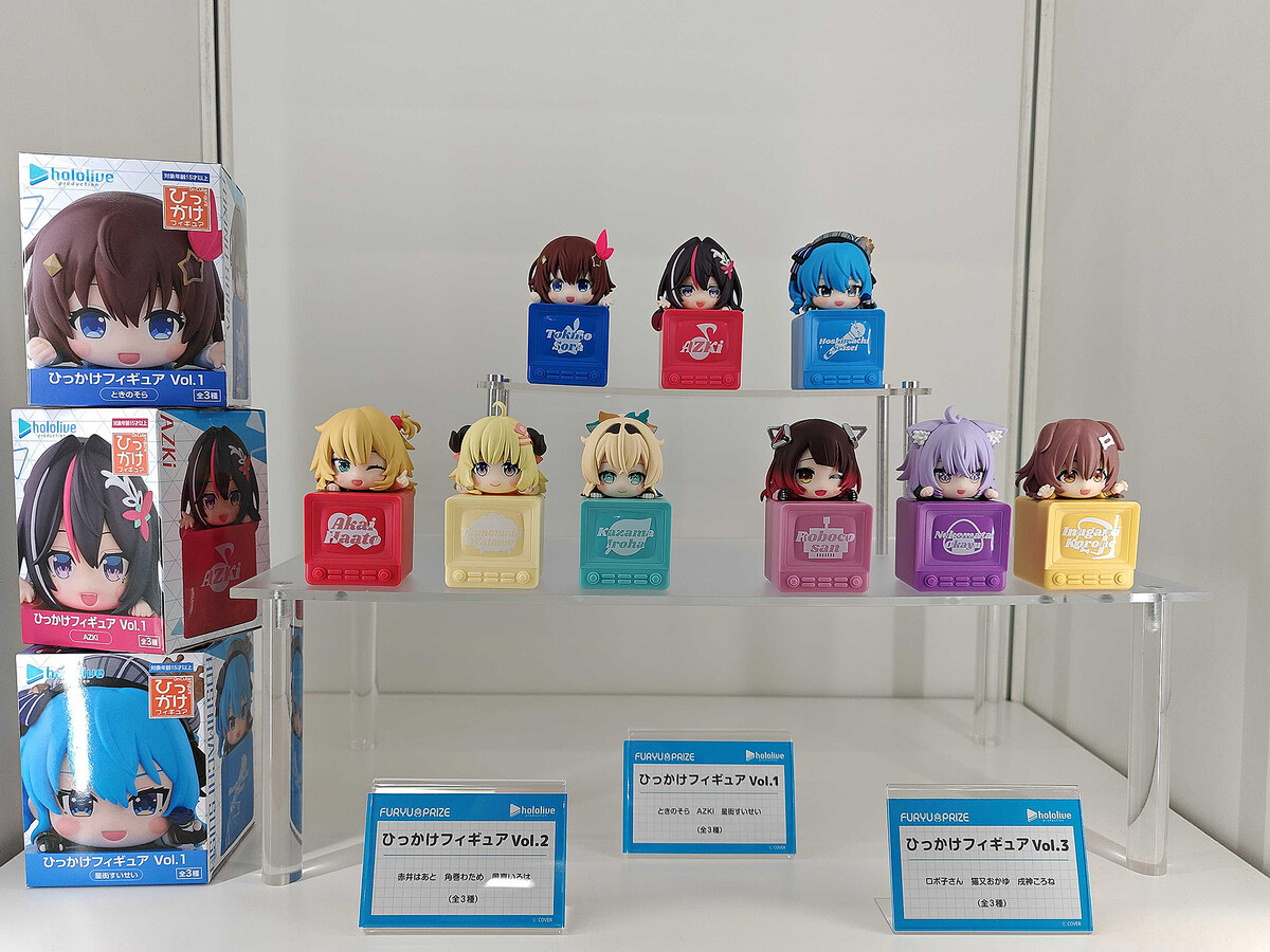 フリューよりホロライブの「ひっかけフィギュア」、「寝そべり