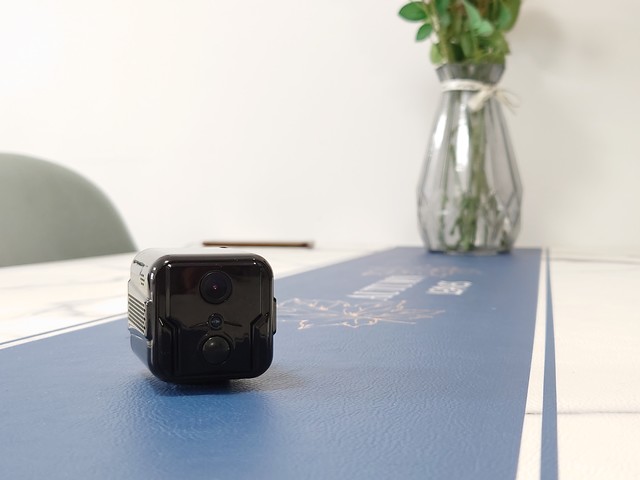 動体検知機能付き、異常が起きたらすぐわかる。超小型ホーム