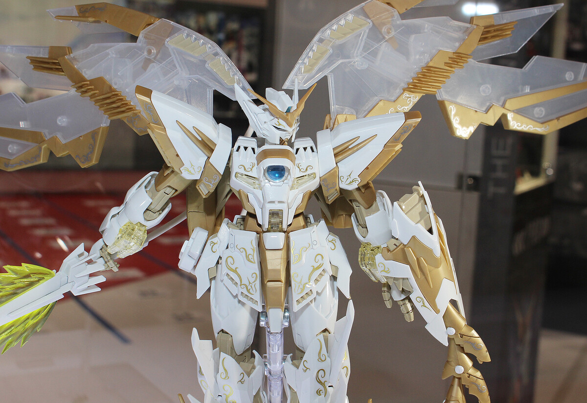 白とゴールドが神々しい「MG 1/100 ガンダムエピオンEW [CROSS
