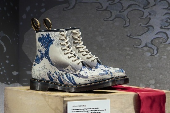 ドクターマーチンから葛飾北斎の浮世絵「冨嶽三十六景」ブーツ