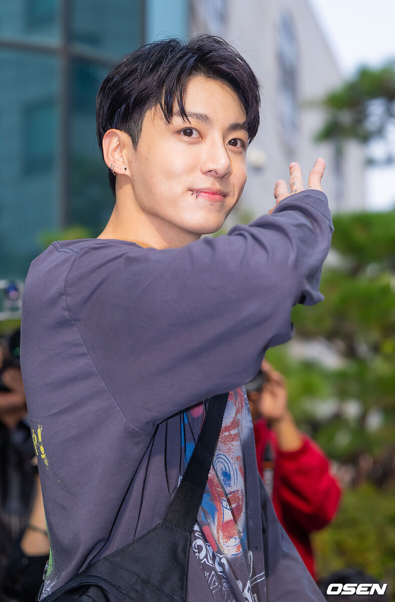 PHOTO】BTS ジョングク「ミュージックバンク」収録に参加…笑顔で挨拶