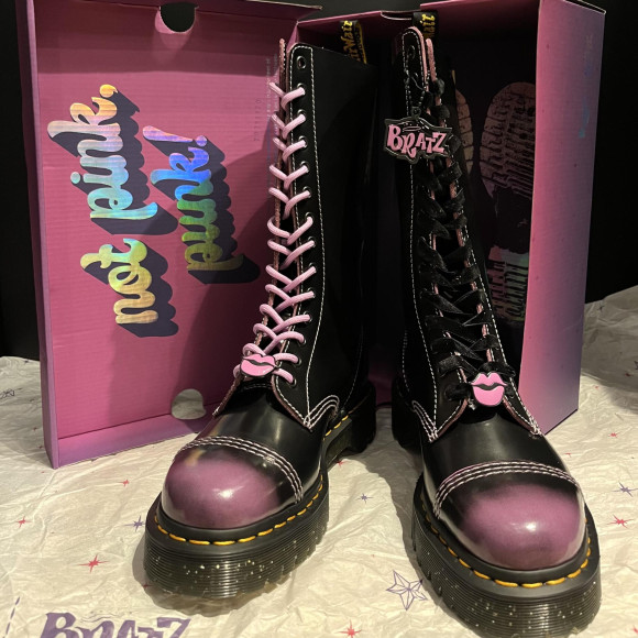 新作コラボ】Dr.Martens × BRTAZ キュートでパンクなPINKカラー