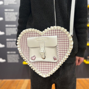 Dr.Martens 新作 BRATZ マイクロ ハート バッグ | ドクターマーチン