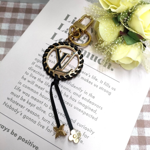 ちょっとしたプレゼントや自分のご褒美にLouis Vuitton キーリング