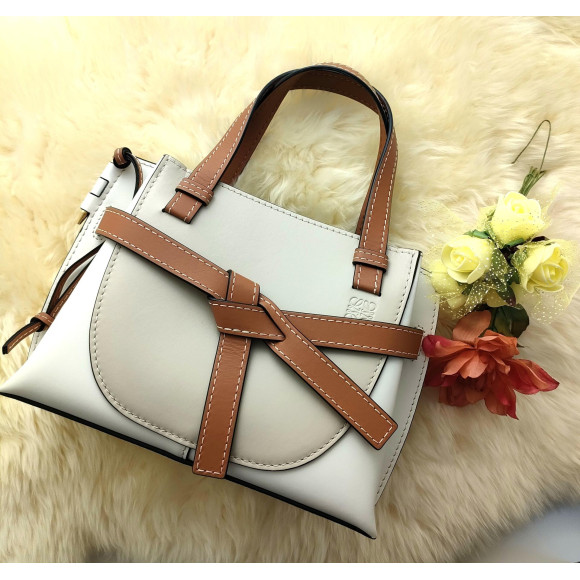オシャレで収納しやすいLOEWEのゲートトップハンドルバッグ | 大黒屋