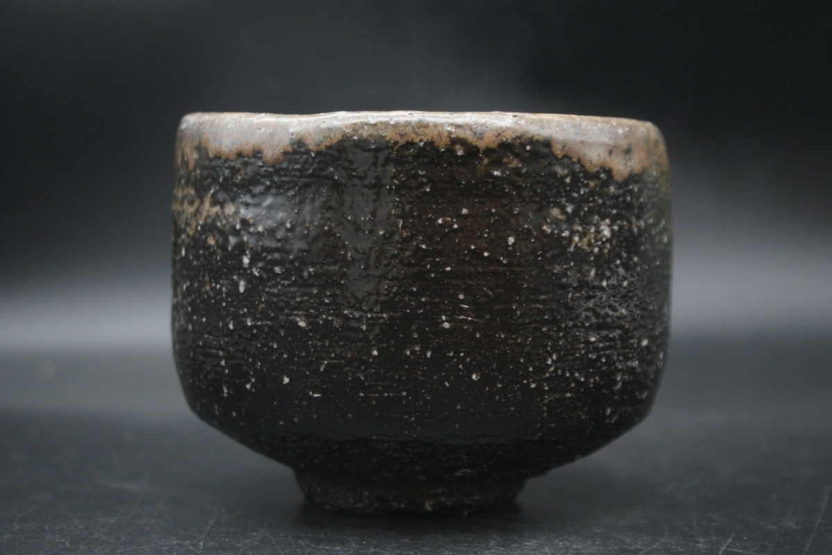 人間国宝》伊勢﨑 淳 作 備前 黒茶碗（桐箱後日） | 陶備堂オンライン