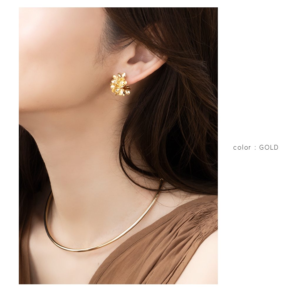 ゴールド花形スタッドイヤリング ゴールド花形スタッドイヤリング