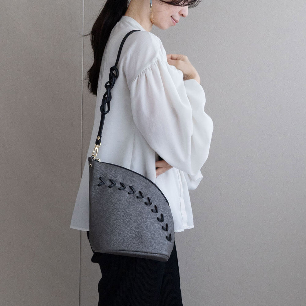 上質本革 ミニショルダーバッグ / Triangle トライアングル doracoluv