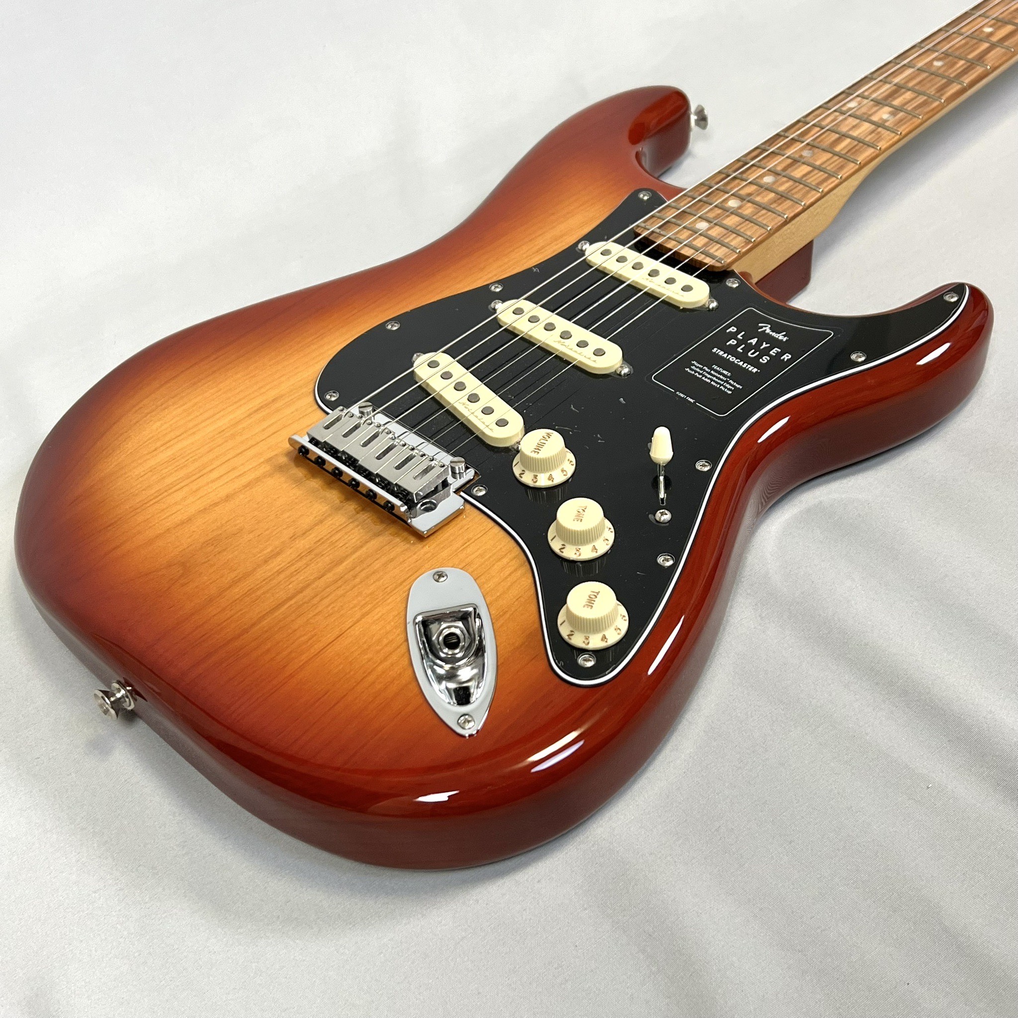 Fender Player Plus Stratocaster®, Pau Ferro Fingerboard