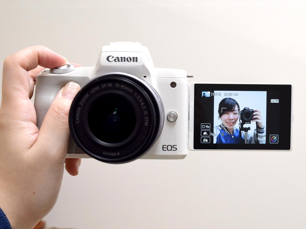 寝顔は静かに、夜景は手持ちで。キヤノンの「EOS Kiss M」はサクッと