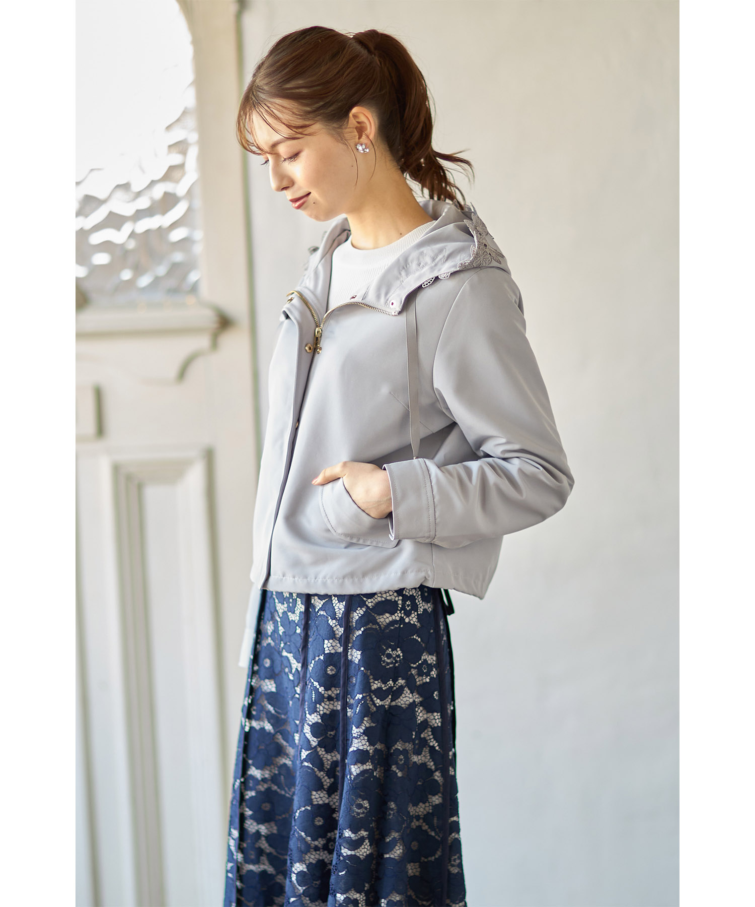 フードフラワーレース付きマウンテンパーカー