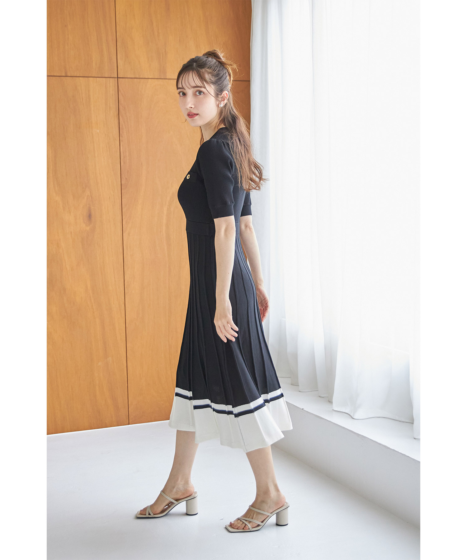 アンティーク風飾り釦付き配色プリーツニットワンピース