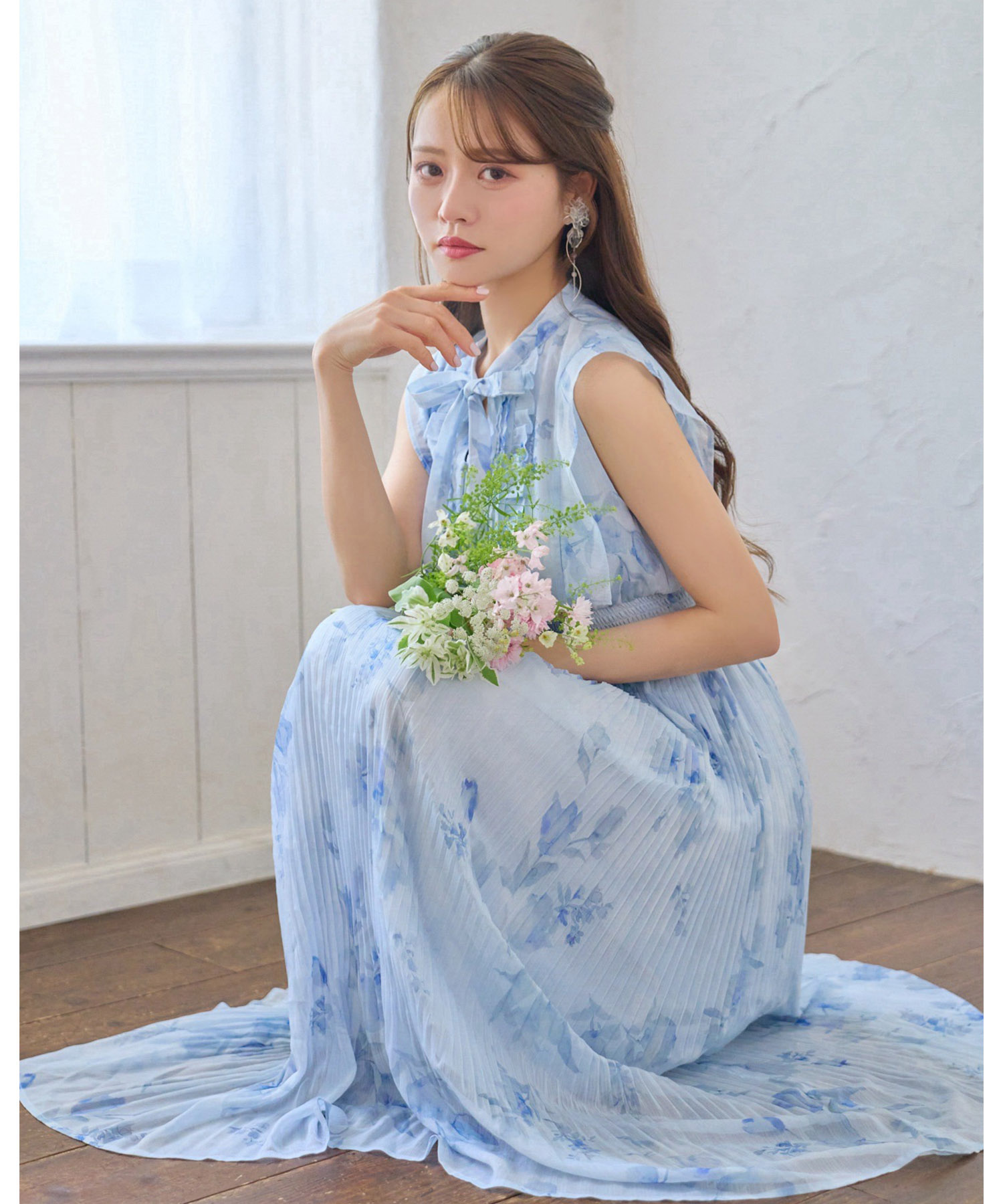 リボン付きウエストシャーリングフラワープリントプリーツワンピース