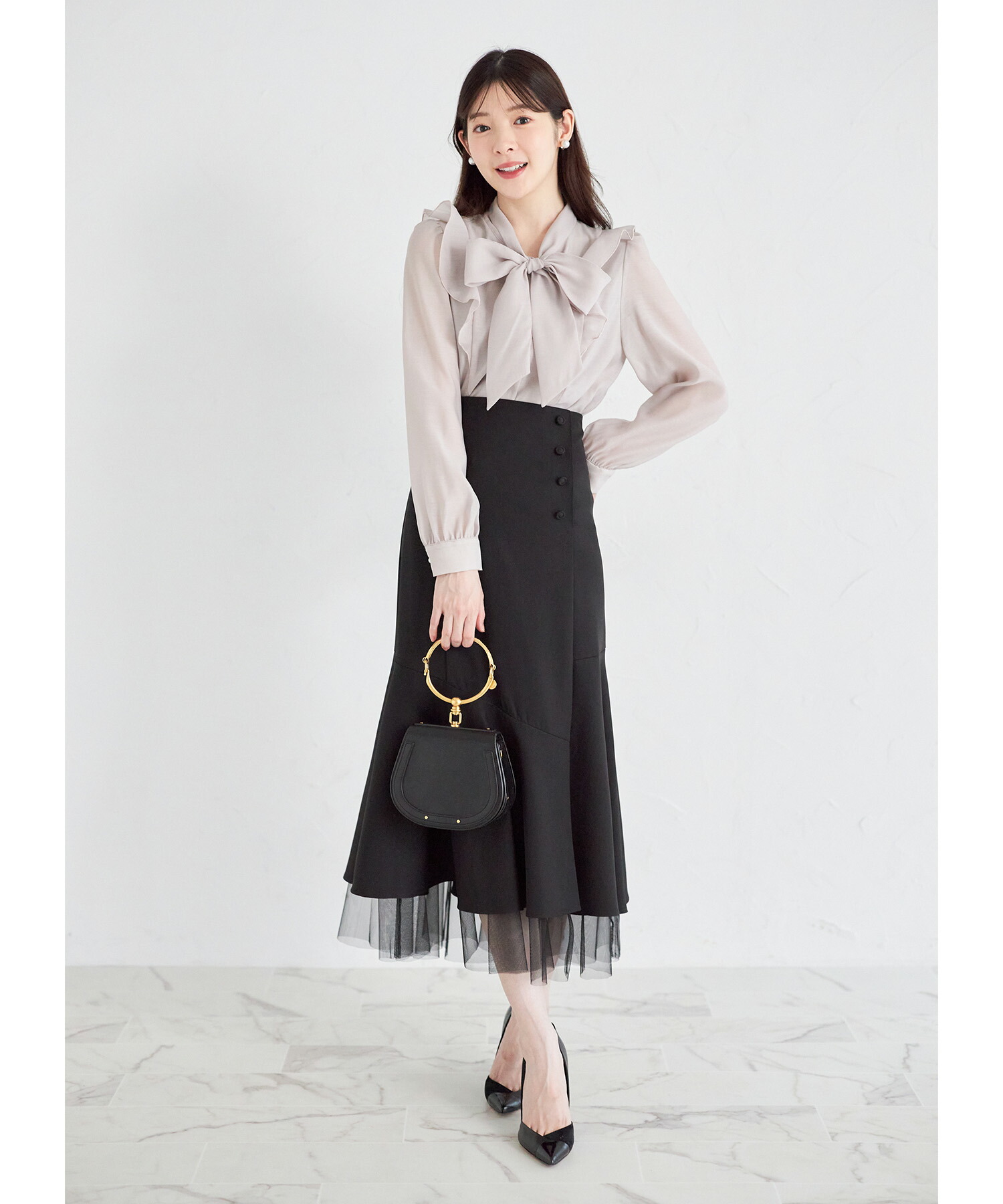 フリル付きパール釦ボウタイリボンシアーブラウス