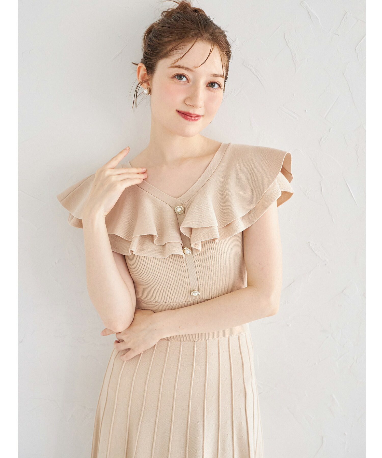 パール飾り釦付きラッフルフリルリブニットワンピース