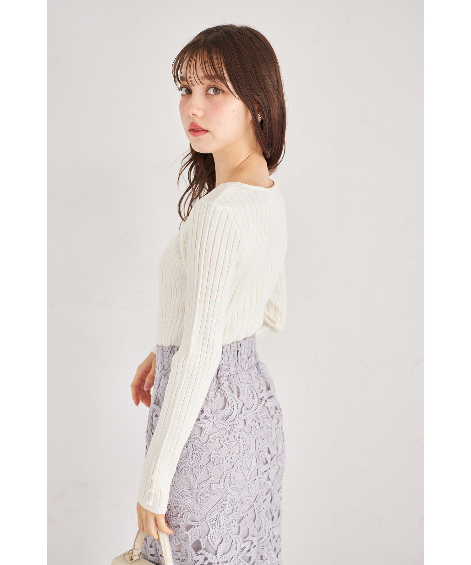 袖口パール付きVネックリブニットプルオーバー