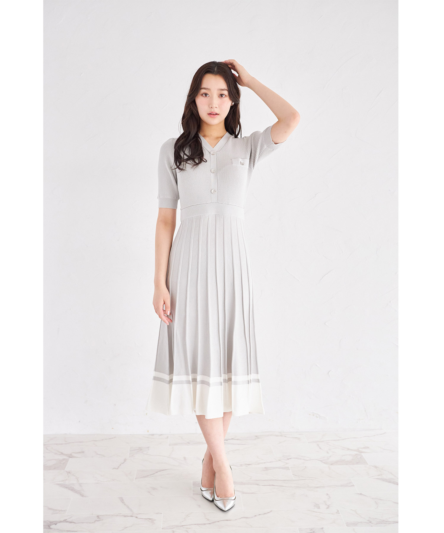 アンティーク風飾り釦付き配色プリーツニットワンピース