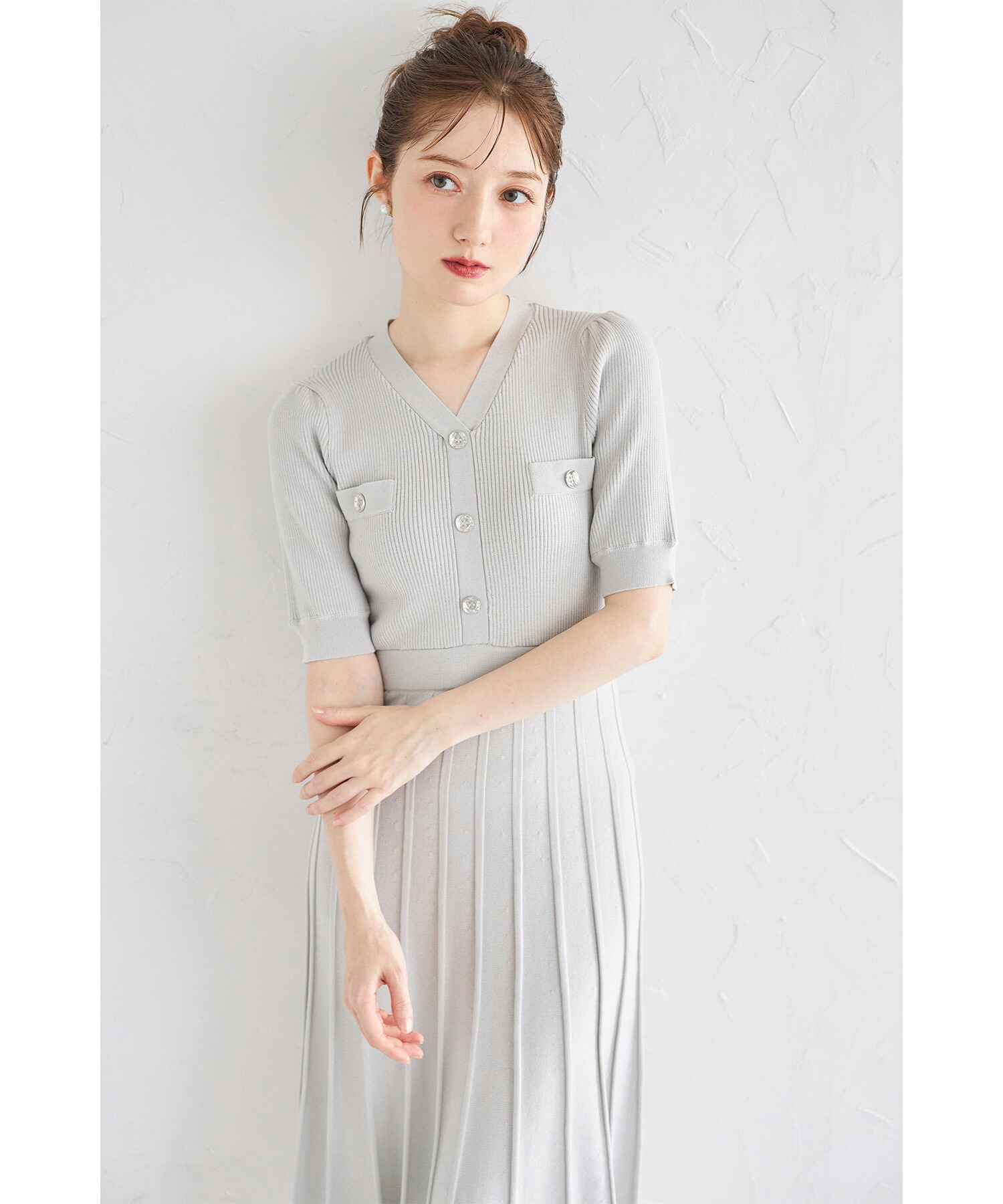 アンティーク風飾り釦付き配色プリーツニットワンピース