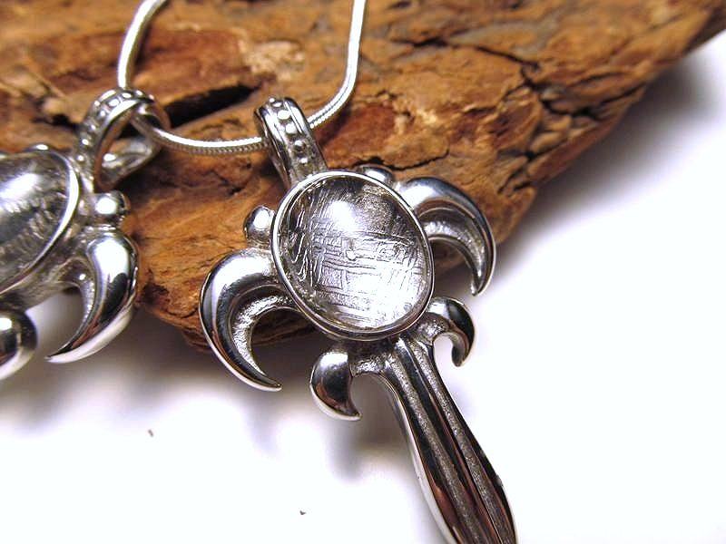 激安宣言 ギベオン 隕石 ペンダントトップ ソード型彫刻約10グラム 1個