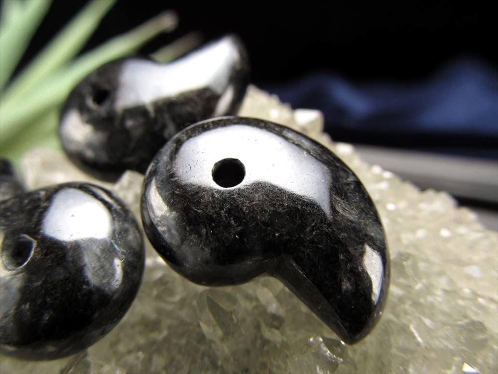 希少色 黒翡翠(ブラックジェイド) 勾玉 縦約22mm-24mm×横約14mm-17mm 1