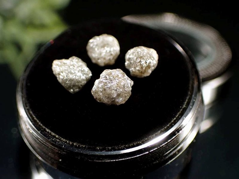 黄色蛍光タイプ 天然蛍光ダイヤモンド 金剛石 結晶原石 1個売り 約0.8