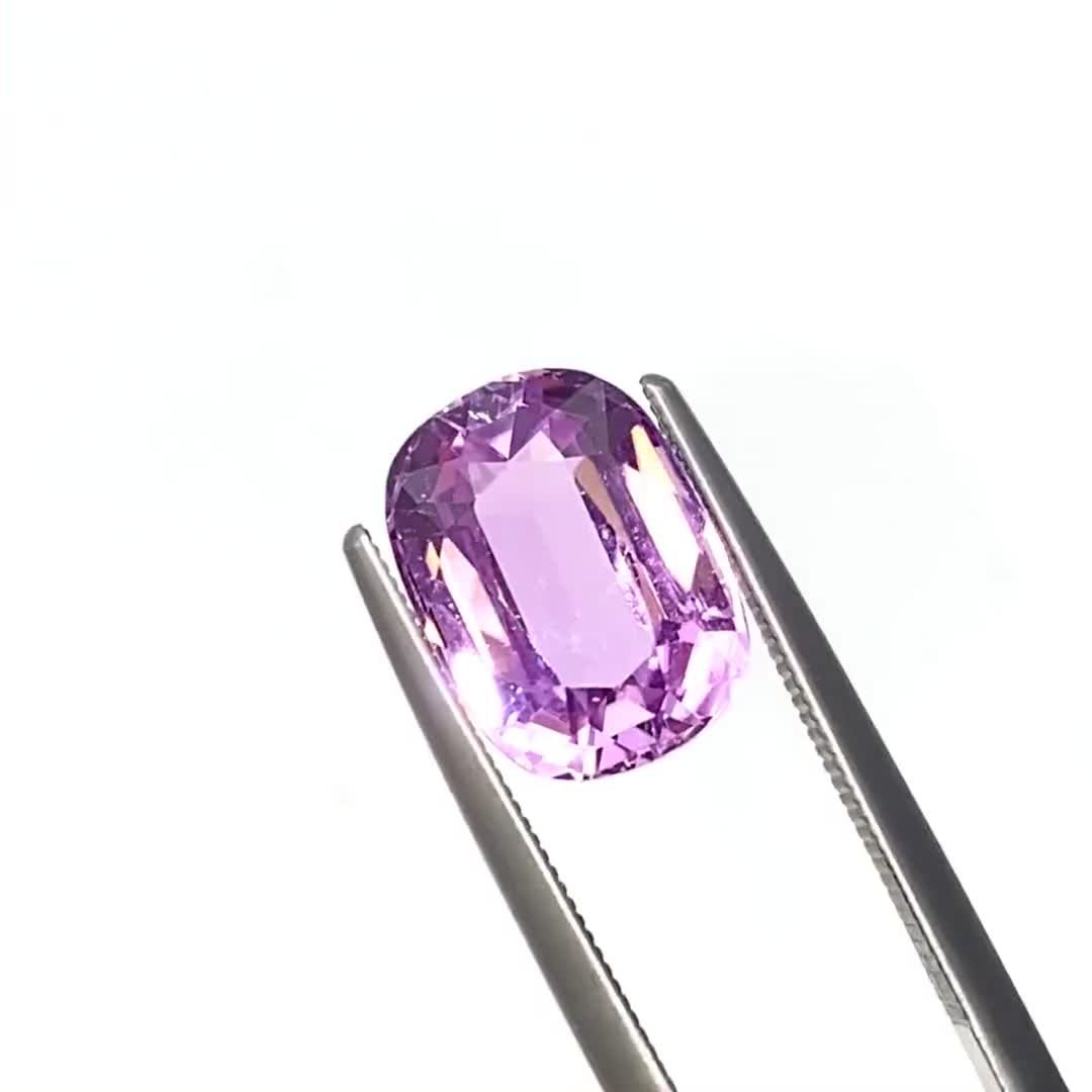 淡く儚いピンク色【クンツァイト】｜色の秘密と魅力、物語まで | TOP