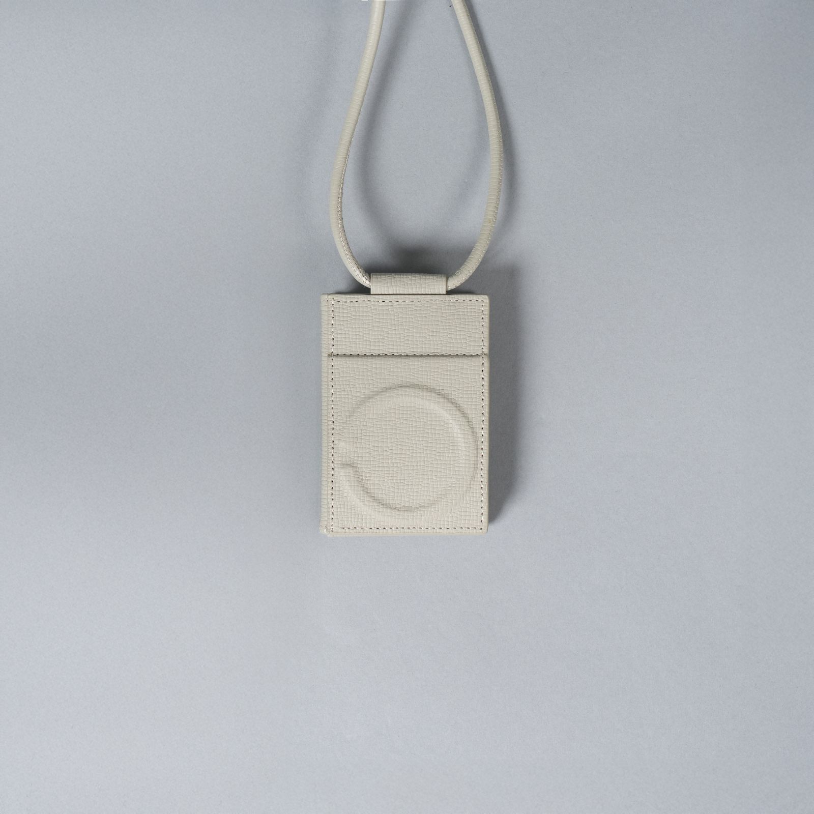 objcts.​io - レザーストラップ付iPhoneアクセサリー - ウォレット