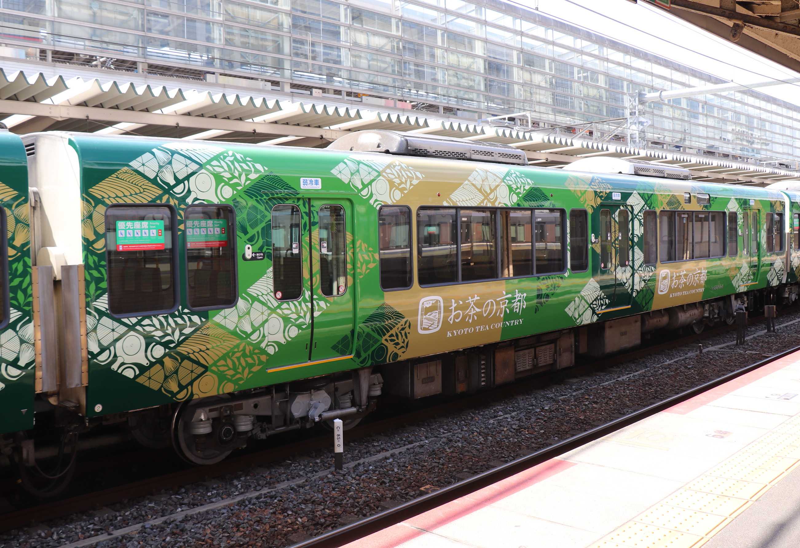 221系　お茶の京都ラッピング 奈良線 221系 お茶の京都トレイン 運転（2023年3月16日～） - 鉄道コム