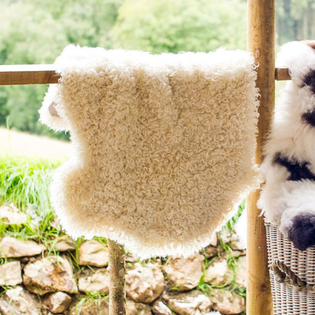 ホワイトフェイス ダートムーア シープスキン ムートンラグ 英国製 1匹