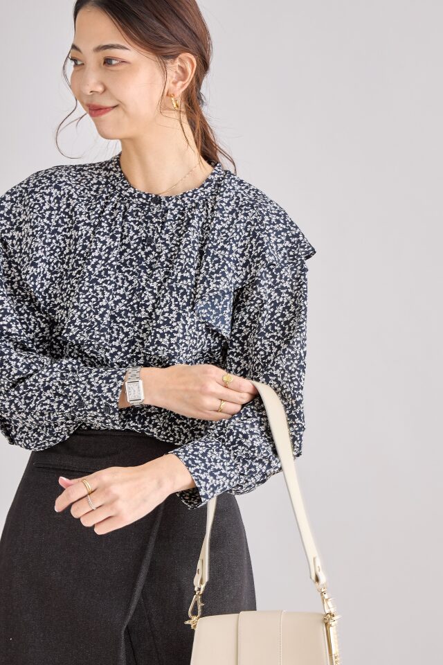 WEB限定]花柄ラッフルカラーブラウス