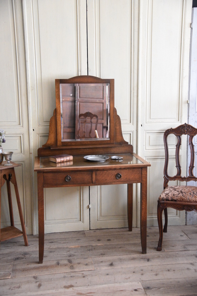 雰囲気ある木製のドレッサー