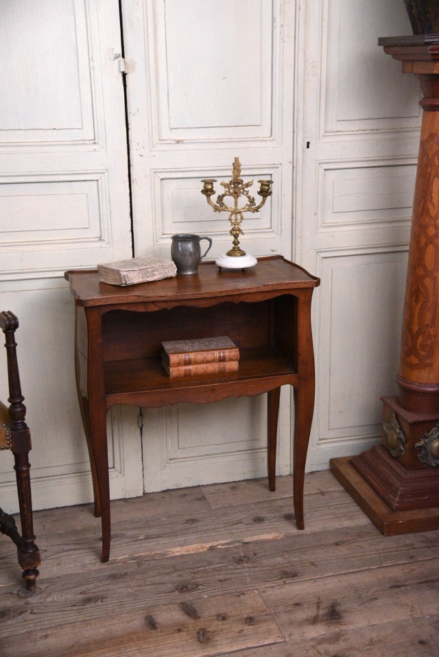 落ち着いた風合いの猫脚ベッドサイドテーブル