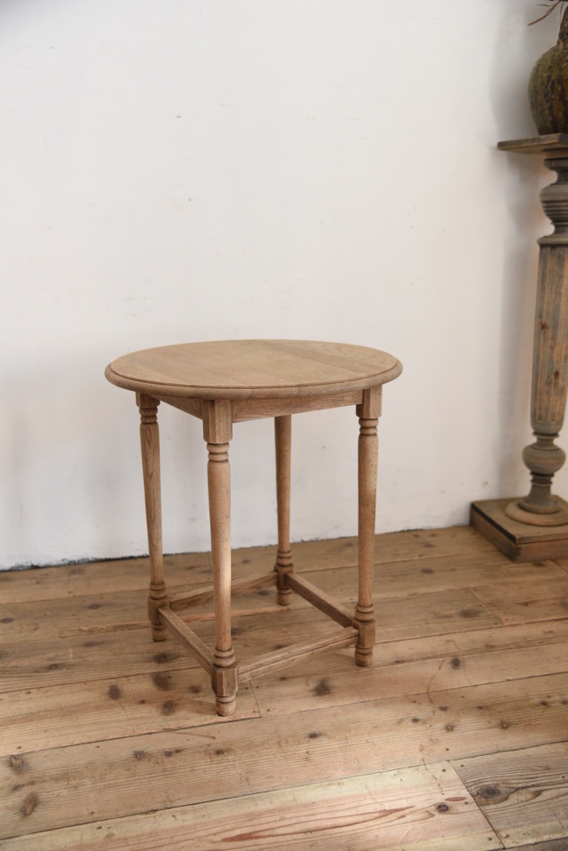 風合いあるラウンドサイドテーブル